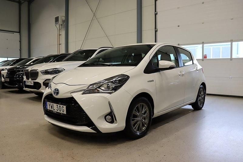 Vit Begagnad 2019 Toyota Yaris Hybrid Active Halvkombi | 139 900 kr (Marknadspris) - Bild 1/4