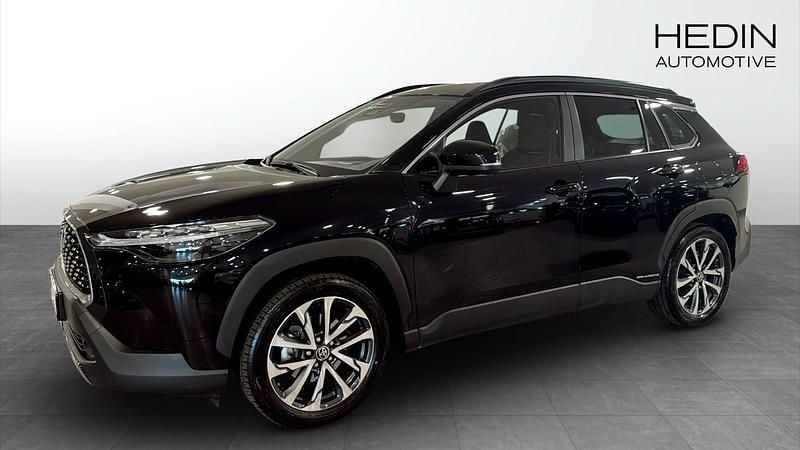 Svart (black) Begagnad 2022 Toyota Corolla Cross SUV | 344 900 kr (Bra pris) - Bild 1/4