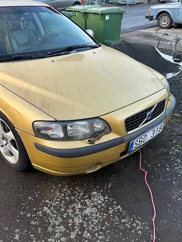 Begagnad 2001 Volvo S60 Sedan | 8 000 kr (Superpris) - Bild 1/4