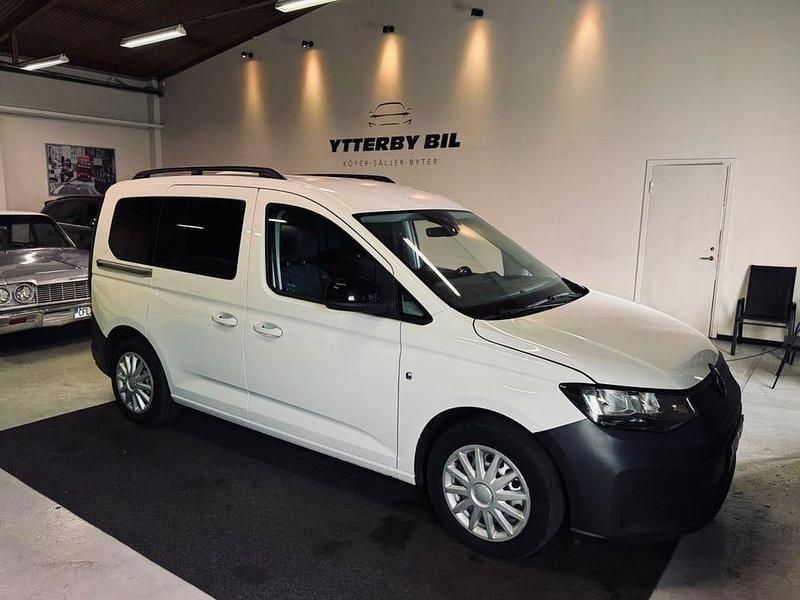 Vit Begagnad 2021 VW Caddy Minibuss | 174 900 kr (Bra pris) - Bild 1/4