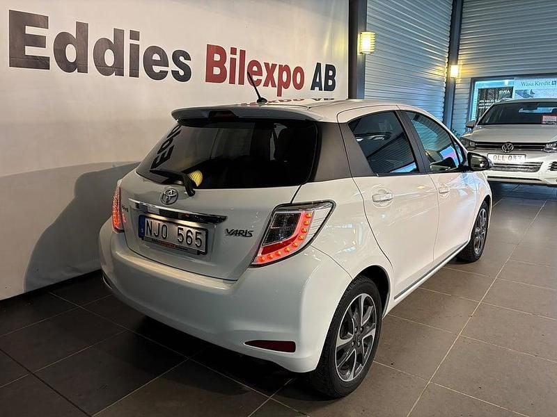 Begagnad Toyota Yaris Multidrive S 99 HK (72 kW) 2013 Vit Halvkombi