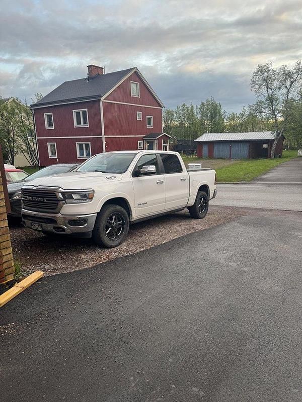 Vit Begagnad 2019 RAM 1500 Pickup | 449 000 kr - Bild 1/3