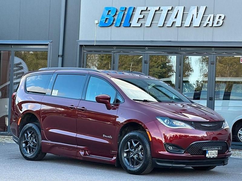 Begagnad Chrysler Pacifica 291 HK (214 kW) 2018 Röd Minibuss
