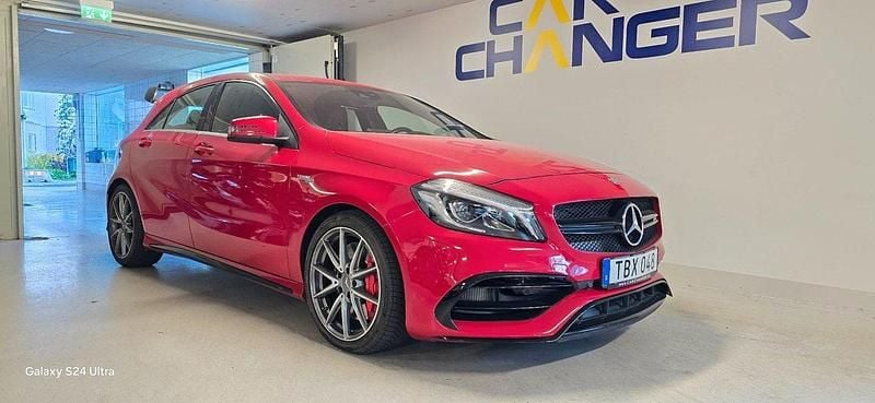 Röd Begagnad 2016 Mercedes A45 AMG AMG Halvkombi | 319 900 kr (Marknadspris) - Bild 1/4