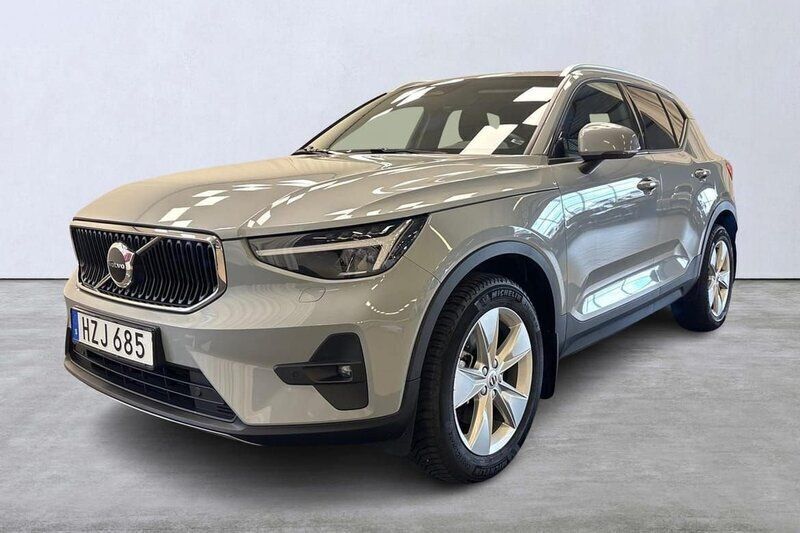 Grå Begagnad 2023 Volvo XC40 Core SUV | 345 000 kr (Marknadspris) - Bild 1/4