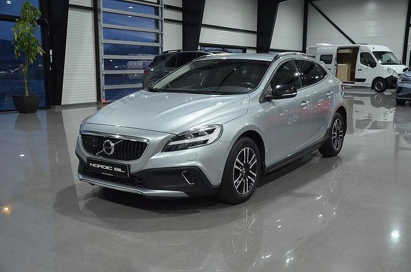 Begagnad Volvo V40 150 HK (110 kW) 2017 Silver Halvkombi