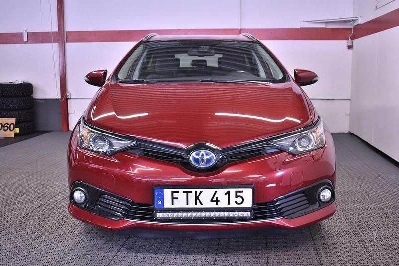 Begagnad Toyota Auris Touring Sports Comfort 136 HK (100 kW) 2018 Röd Kombi