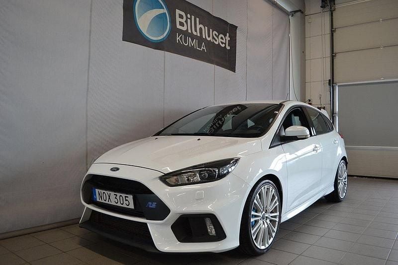Vit Begagnad 2016 Ford Focus RS Halvkombi | 289 000 kr - Bild 1/4