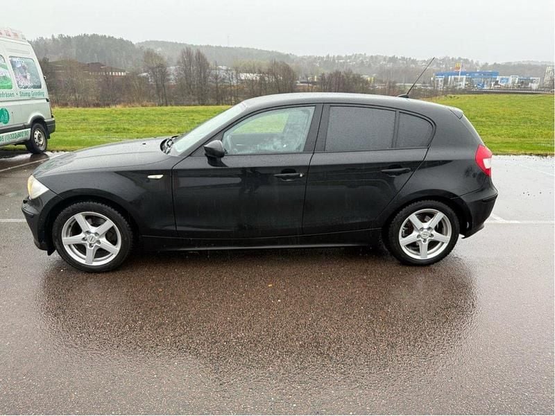 Svart Begagnad 2007 BMW 116 Advantage Halvkombi | 46 000 kr (Marknadspris) - Bild 1/4
