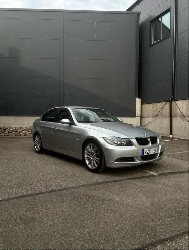 Grå Begagnad 2006 BMW 320 M Sport Sedan | 53 999 kr (Superpris) - Bild 1/4