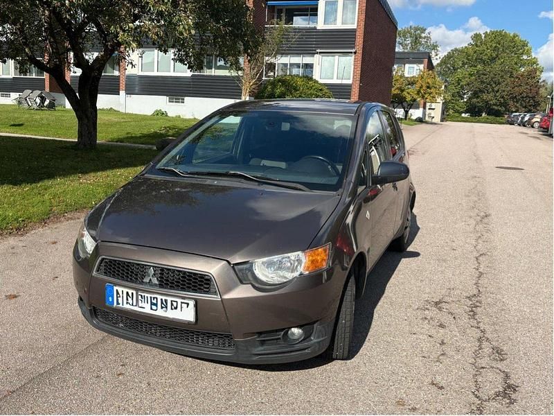 Brun Begagnad 2011 Mitsubishi Colt Halvkombi | 37 000 kr (Marknadspris) - Bild 1/3