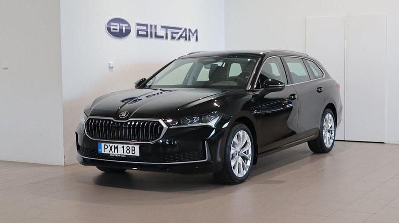 Svart Ny 2024 Skoda Superb Selection Kombi | 414 900 kr (Marknadspris) - Bild 1/4