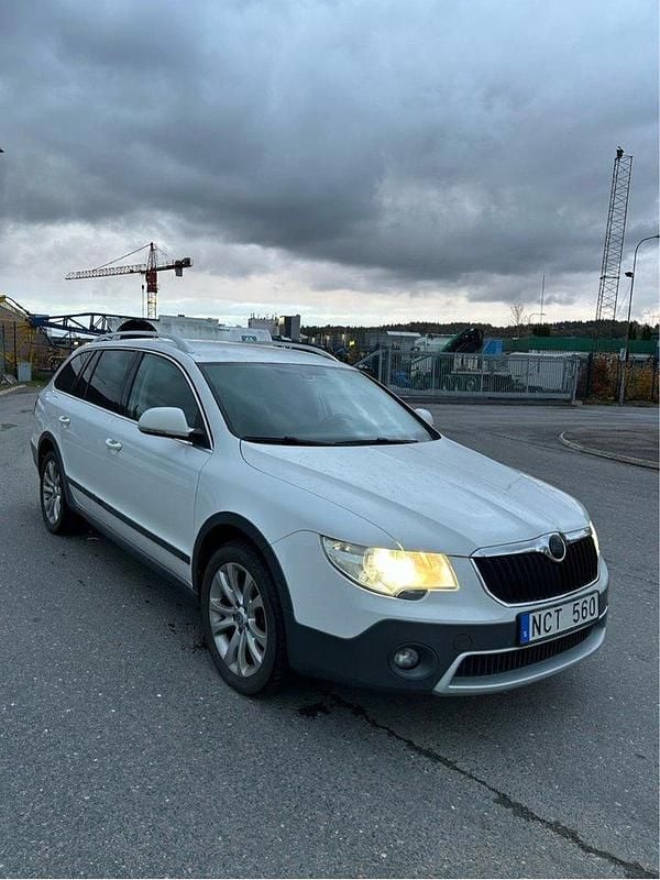 Vit Begagnad 2013 Skoda Superb Elegance Kombi | 40 000 kr (Superpris) - Bild 1/4