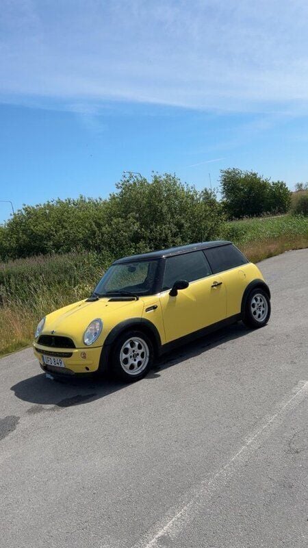 Gul Begagnad 2003 Mini Cooper Halvkombi | 39 000 kr (Superpris) - Bild 1/2