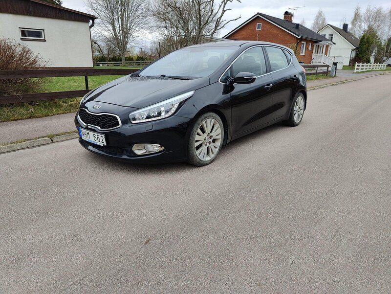 Svart Begagnad 2014 Kia Ceed Comfort Halvkombi | 69 000 kr (Marknadspris) - Bild 1/4