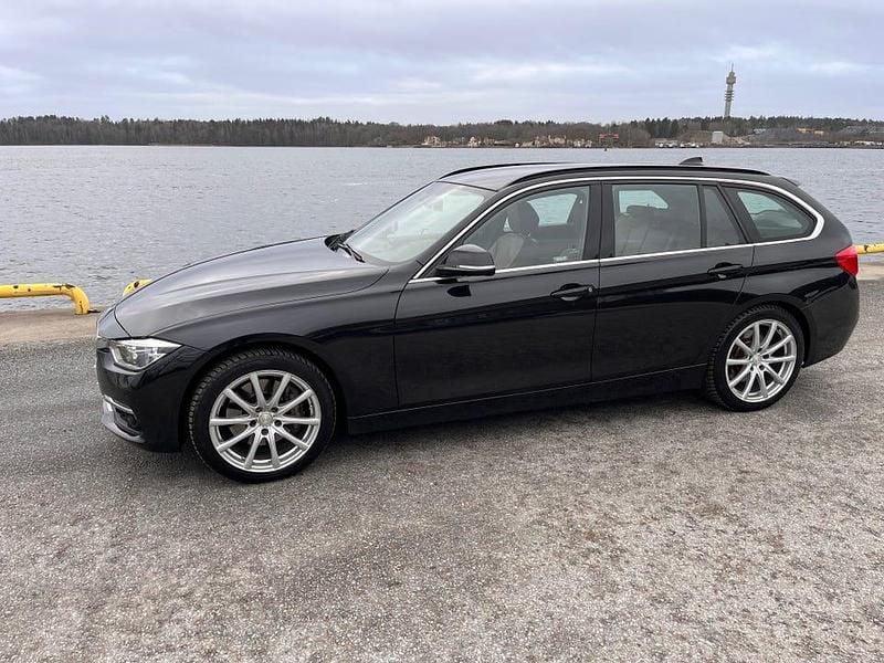 Safirsvart Begagnad 2016 BMW 340 Kombi | 319 900 kr (Marknadspris) - Bild 1/4