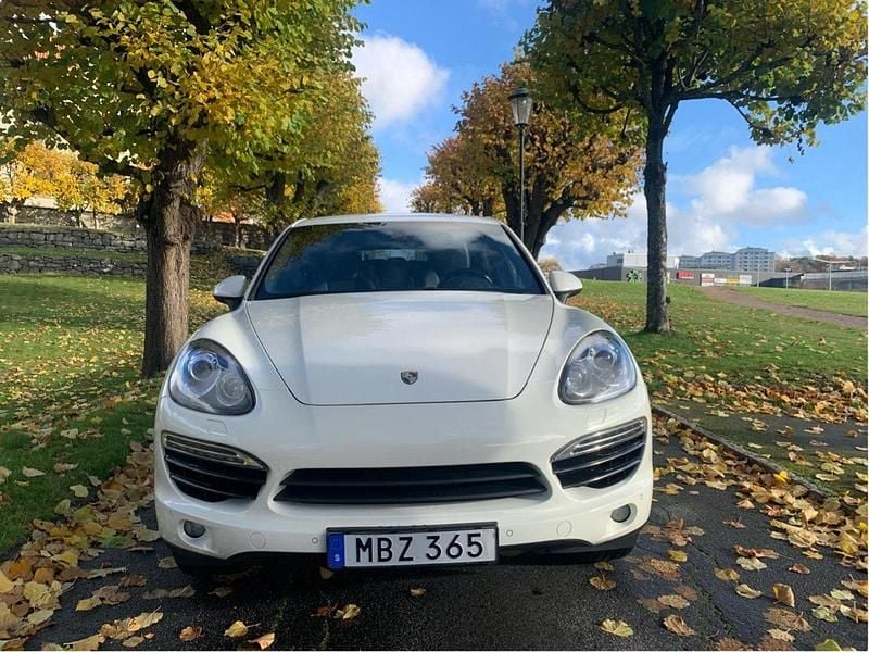 Vit Begagnad 2012 Porsche Cayenne SUV | 195 000 kr (Bra pris) - Bild 1/4