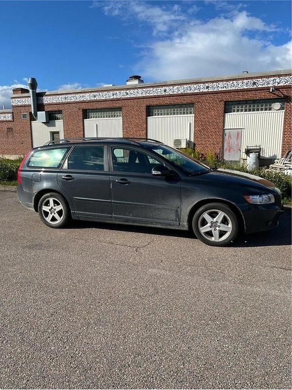 Grå Begagnad 2010 Volvo V50 Momentum Kombi | 12 000 kr (Superpris) - Bild 1/2