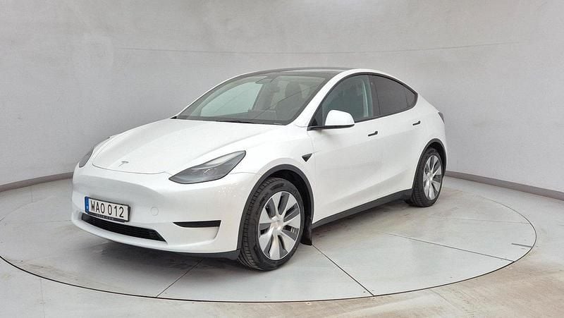 Vit Begagnad 2023 Tesla Model Y Standard Range SUV | 378 500 kr (Bra pris) - Bild 1/4
