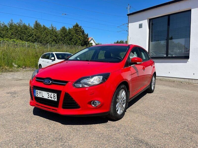 Röd Begagnad 2012 Ford Focus Halvkombi | 69 900 kr (Marknadspris) - Bild 1/4