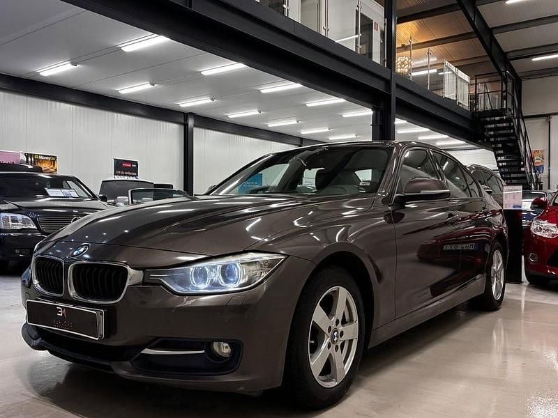 Brun Begagnad 2014 BMW 320 Sedan | 89 900 kr (Superpris) - Bild 1/4