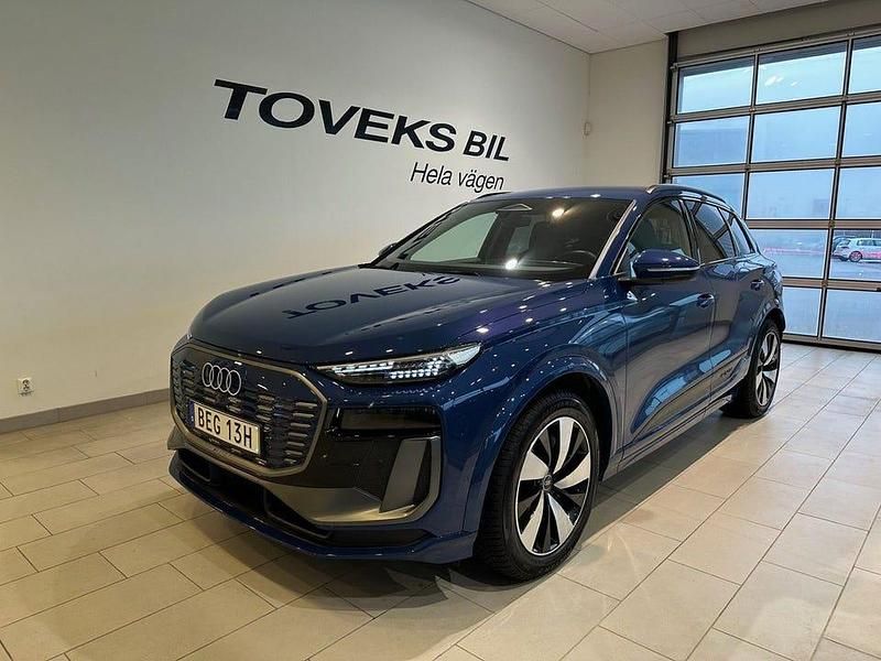 Blå Begagnad 2024 Audi Q6 e-tron S-Line SUV | 755 000 kr (Bra pris) - Bild 1/4
