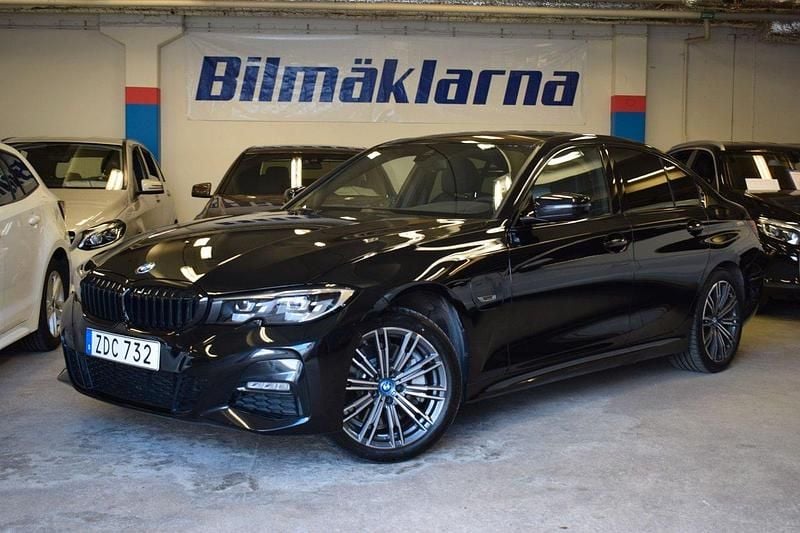Svart Begagnad 2022 BMW 330e Shadowline Sedan | 389 900 kr (Marknadspris) - Bild 1/4