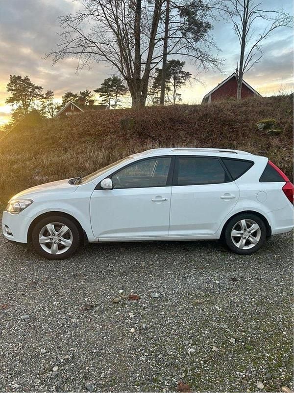 Vit Begagnad 2011 Kia Ceed Sportswagon Kombi | 59 000 kr (Marknadspris) - Bild 1/4