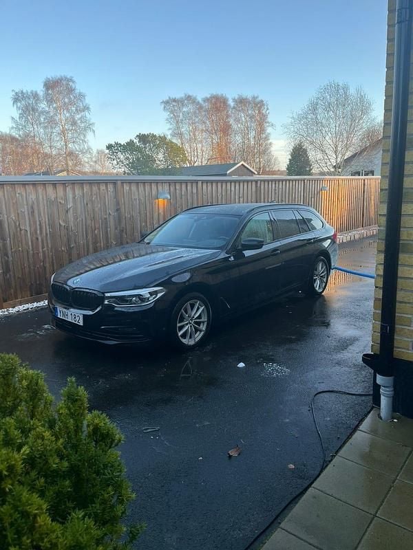 Svart Begagnad 2018 BMW 520 Sport Line Kombi | 159 000 kr - Bild 1/4