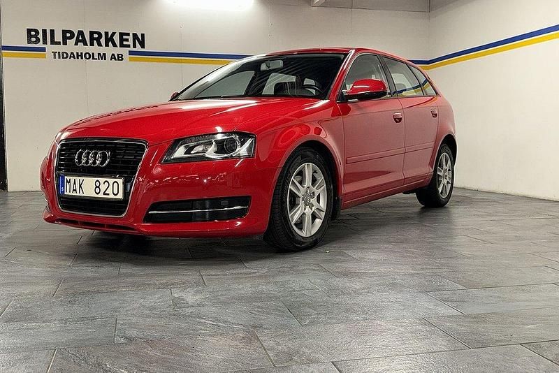 Röd Begagnad 2011 Audi A3 Sportback Attraction Halvkombi | 69 900 kr (Lite dyr) - Bild 1/4