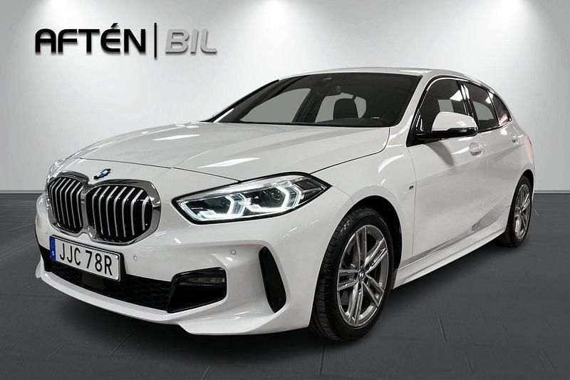 Vit Begagnad 2020 BMW 118 M Sport Halvkombi | 239 800 kr (Marknadspris) - Bild 1/3