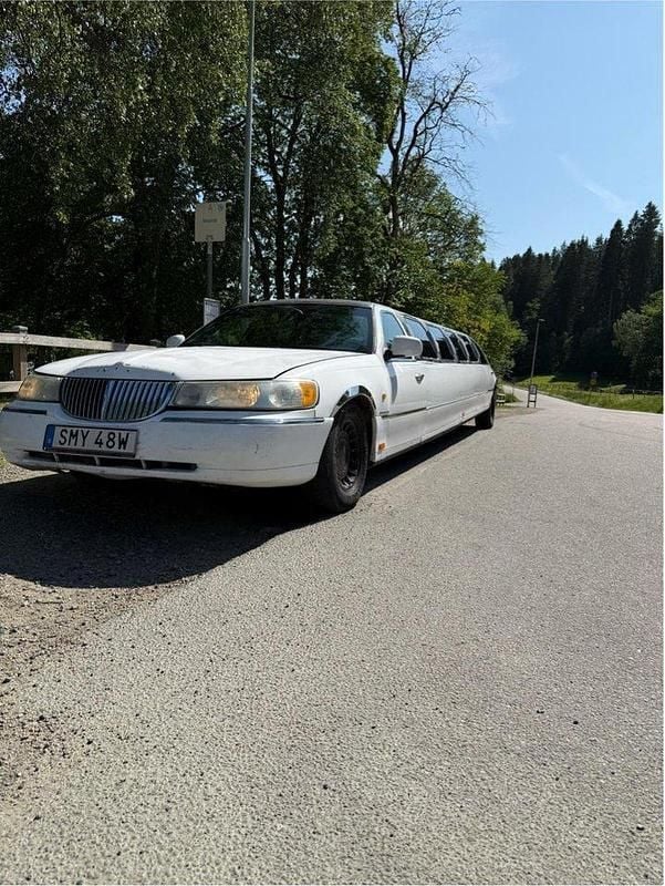 Vit Begagnad 2001 Lincoln Town Car Sedan | 43 000 kr - Bild 1/4
