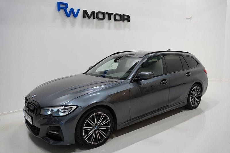 Grå Begagnad 2020 BMW 320 M Sport Kombi | 309 800 kr (Marknadspris) - Bild 1/4