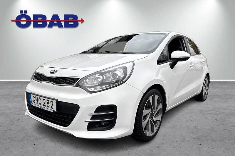 Vit Begagnad 2016 Kia Rio Halvkombi | 98 900 kr (Marknadspris) - Bild 1/4