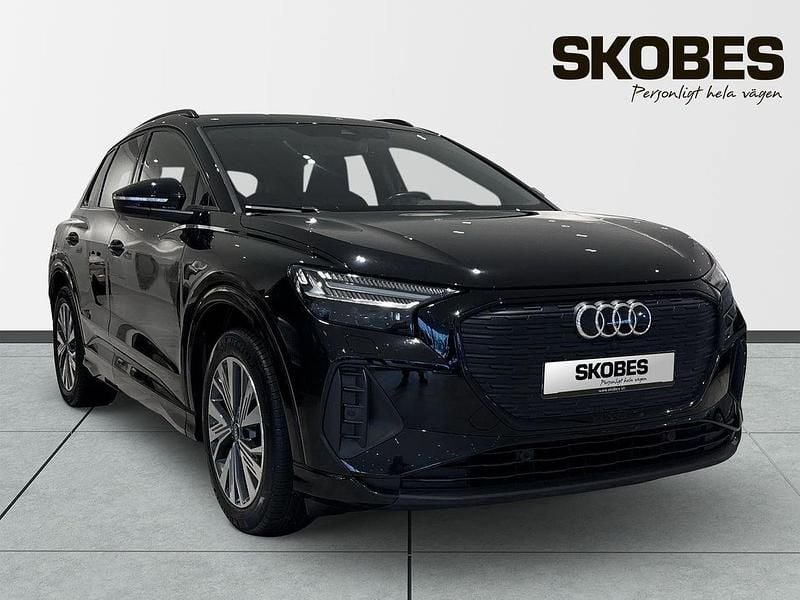 Svart Begagnad 2022 Audi Q4 e-tron SUV | 379 900 kr (Marknadspris) - Bild 1/3