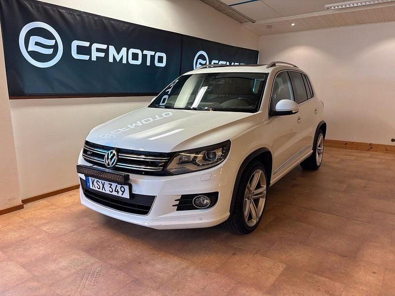 Vit Begagnad 2015 VW Tiguan R-line SUV | 114 900 kr (Marknadspris) - Bild 1/4
