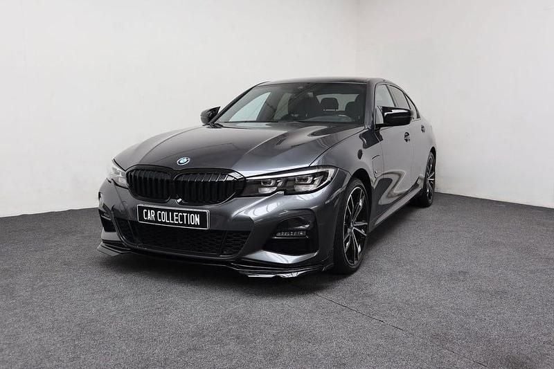 Grå Begagnad 2022 BMW 330 M Sport Sedan | 354 900 kr - Bild 1/4