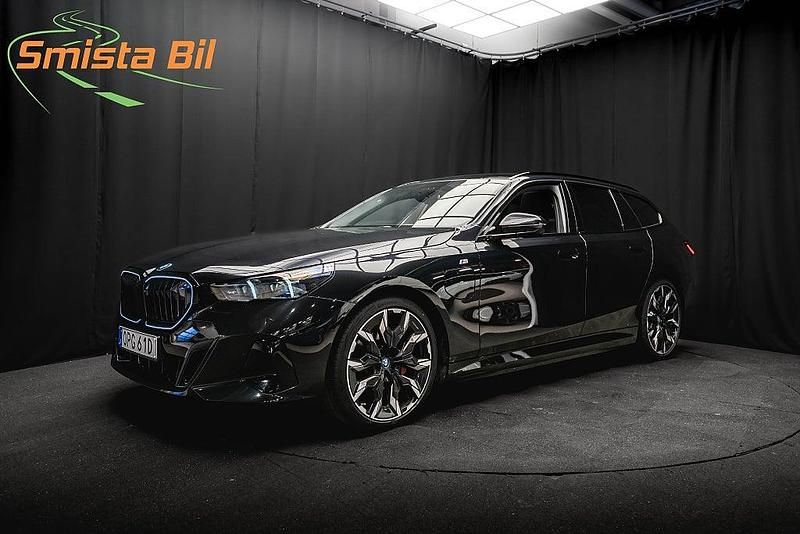 Svart Begagnad 2024 BMW 530e M Sport Kombi | 698 800 kr (Lite dyr) - Bild 1/3