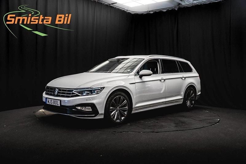 Vit Begagnad 2022 VW Passat R-line Kombi | 299 700 kr (Marknadspris) - Bild 1/3