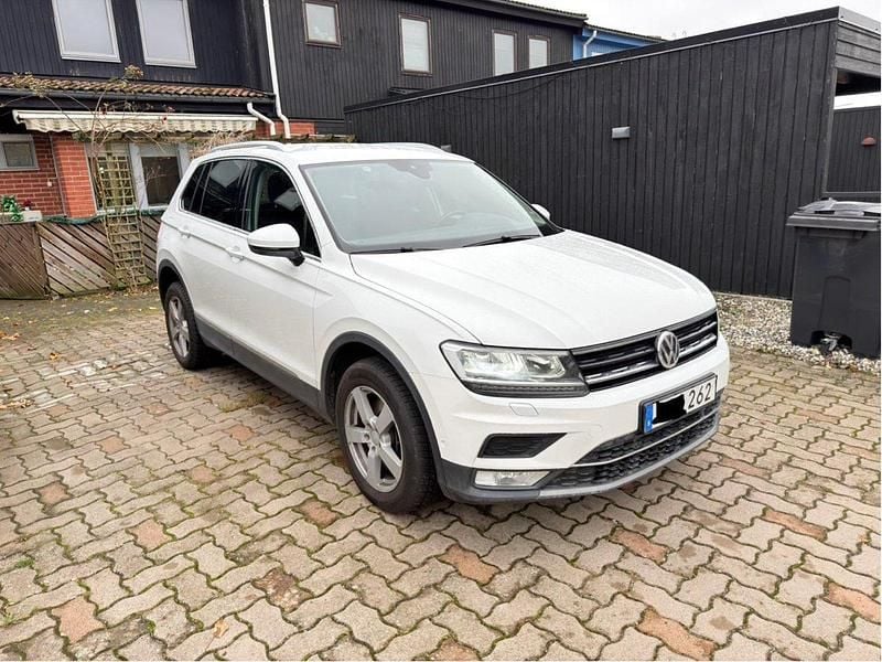 Vit Begagnad 2017 VW Tiguan GT SUV | 184 999 kr (Marknadspris) - Bild 1/4