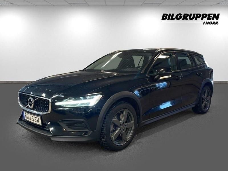 Svart Begagnad 2019 Volvo V60 CC Momentum Kombi | 269 900 kr (Marknadspris) - Bild 1/4
