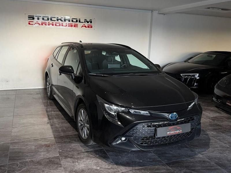 Svart Begagnad 2023 Toyota Corolla Active Kombi | 229 900 kr (Marknadspris) - Bild 1/4