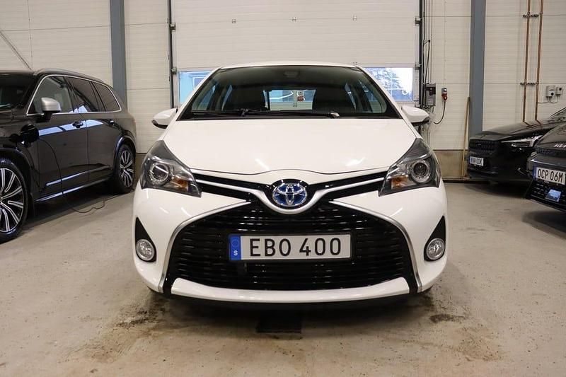 Begagnad Toyota Yaris Hybrid Active 101 HK (74 kW) 2015 Vit Halvkombi