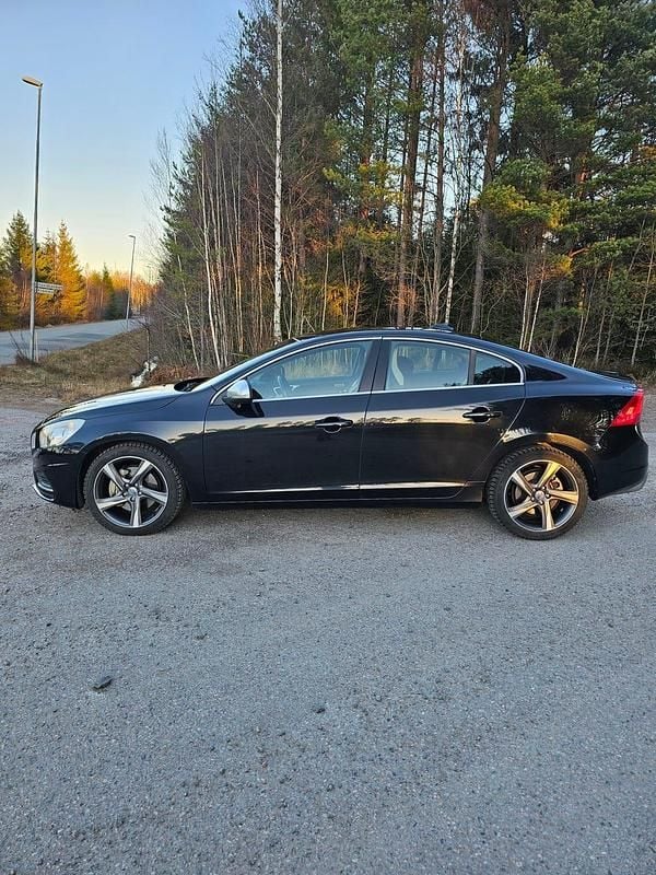 Begagnad Volvo S60 R-Design 304 HK (223 kW) 2012 Svart metallic Sedan
