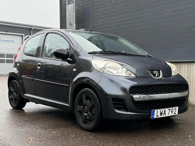 Grå Begagnad 2011 Peugeot 107 Halvkombi | 18 000 kr (Lite dyr) - Bild 1/4