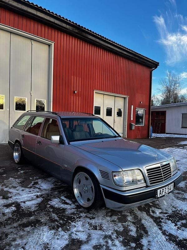 Begagnad Mercedes 300 147 HK (108 kW) 1993
