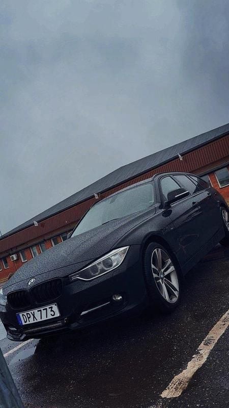Svart Begagnad 2015 BMW 320 Sport Line Kombi | 140 000 kr (Bra pris) - Bild 1/2