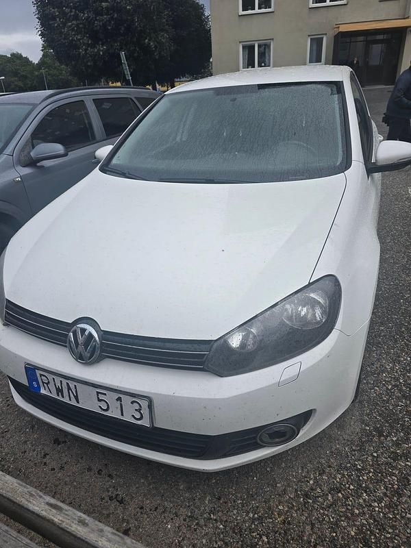 Vit Begagnad 2011 VW Golf VI Halvkombi | 49 900 kr (Marknadspris) - Bild 1/4