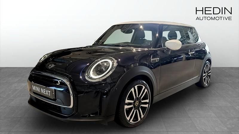 Svart (black) Begagnad 2022 Mini Cooper SE Halvkombi | 238 700 kr (Marknadspris) - Bild 1/4
