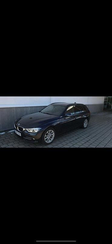Blå Begagnad 2016 BMW 318 Sport Line Kombi | 159 900 kr (Marknadspris) - Bild 1/3